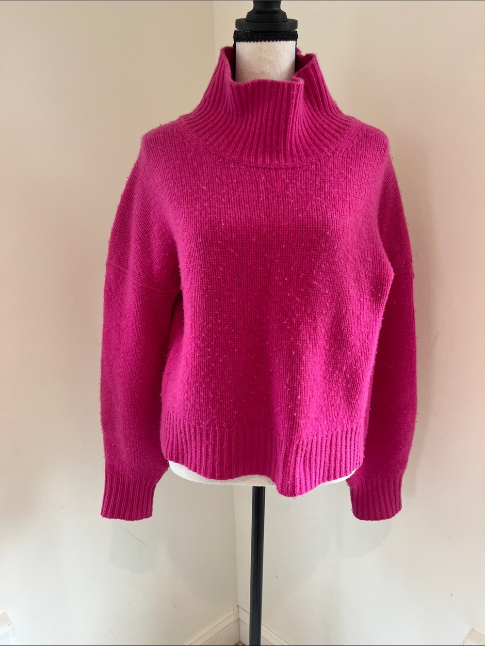 NADAAM cashmere sweater. Relaxed Funnel-Neck Sweater in Fuchsia Pink. Mode cuffs